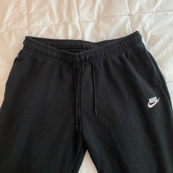 Women’s Nike “Fleece Joggers” in black, size large. - Picture 3 of 4